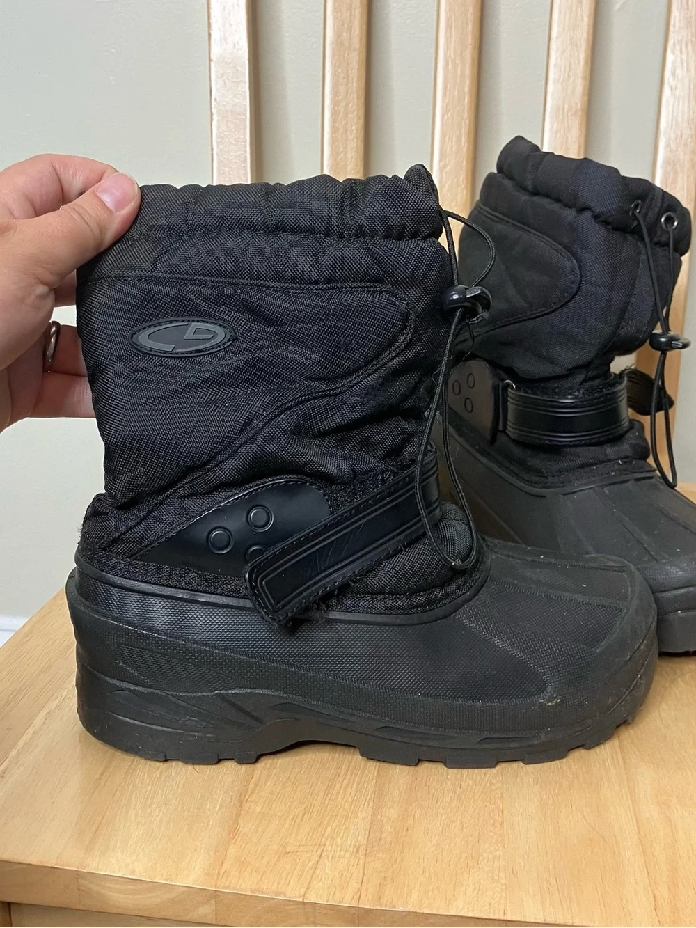 Kids black snow boots size 4 youth
